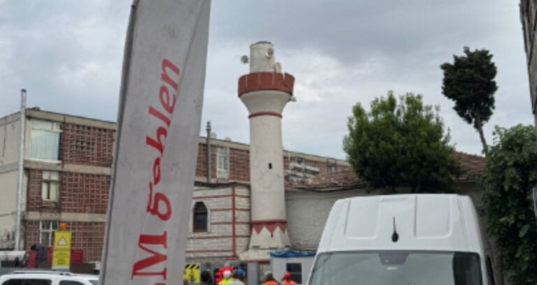 Atlamataşı Camii’nin minaresi çöktü