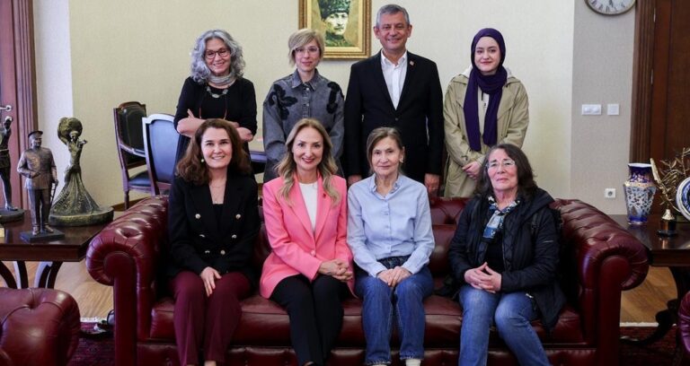 Eşitlik İçin Bayan Platformu temsilcilerinden Özgür Özel’e ziyaret