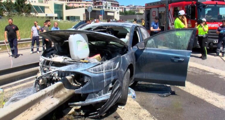 Çekmeköy’de bir araba bariyere saplandı