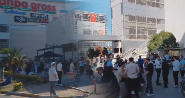 Pendik’te AVM’de korkutan yangın: Vatandaşlar tahliye edildi