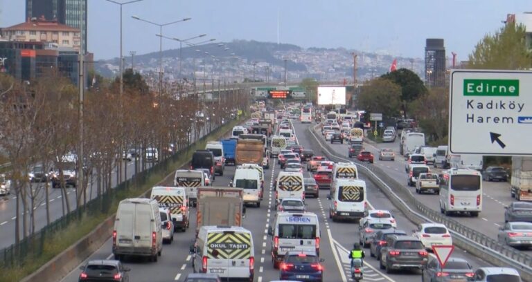 İstanbul’da trafik durma noktasına geldi, yoğunluk yüzde 85’e çıktı