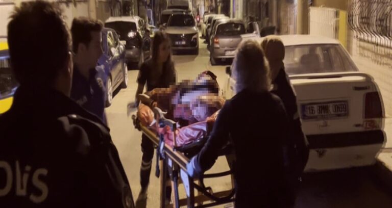 Annesini öldürdü, kendisini yaraladı