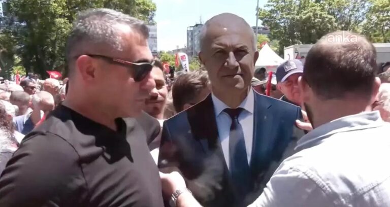 Ayağı kırılan Belediye Liderinin yerine maketi bayramlaşmaya geldi