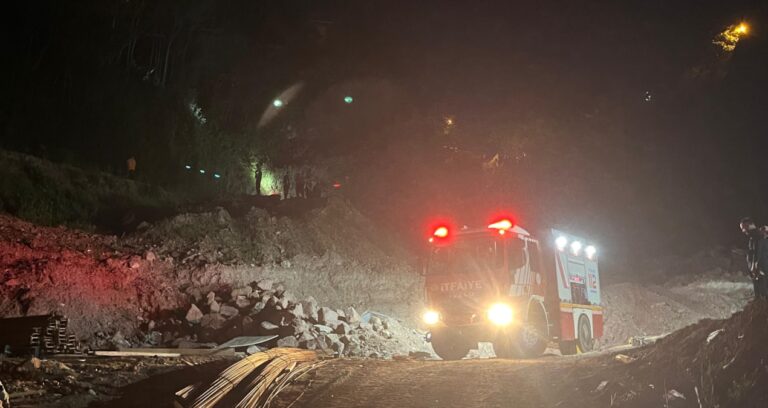 Cezaevinden müsaadeli çıkan koca, eşi ile konutta bulunan bayanı bıçakladı