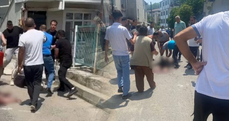 Eşini tekraren bıçaklayıp öldürdü; linçten polis kurtardı