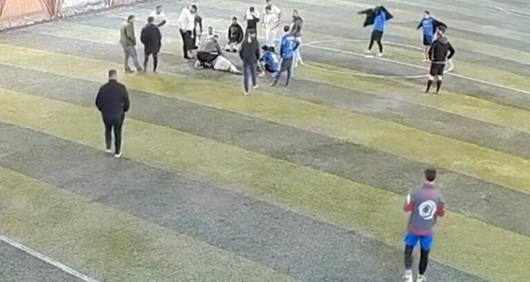 Halı alanda lisanı boğazına kaçan oyuncuya müdahale kamerada