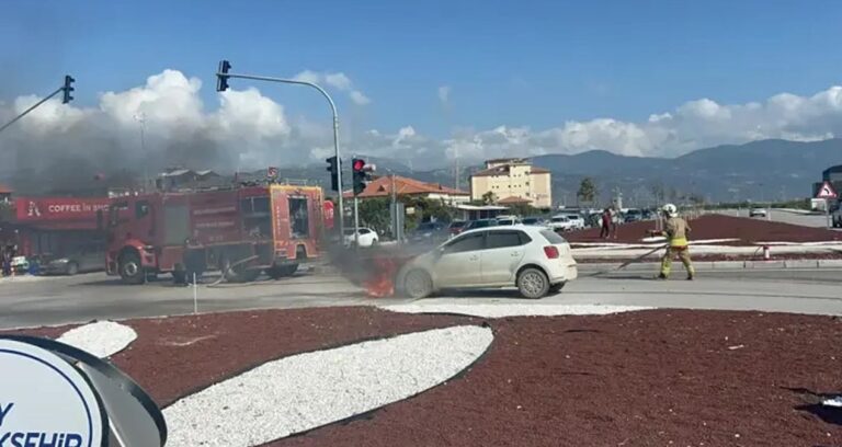 Hatay’da seyir halindeki araba yandı