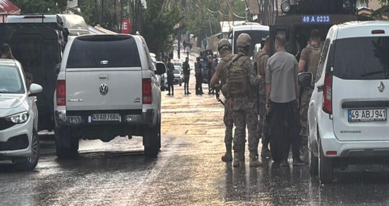 Kardeşini ve polis memurunu vurdu!