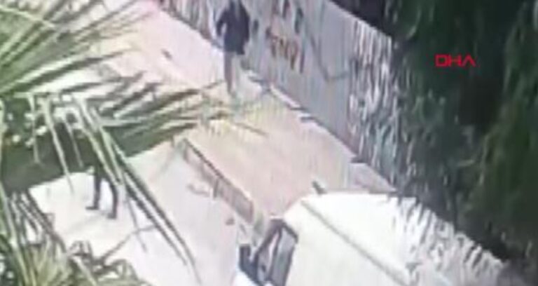 Kendisine bıçak çeken kişiyi kaldırım taşıyla öldürdü