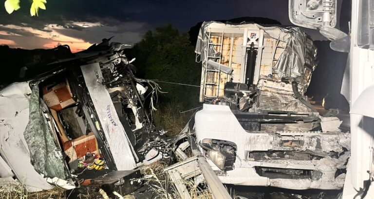 Manisa’da feci kaza! İki TIR baş başa çarpıştı