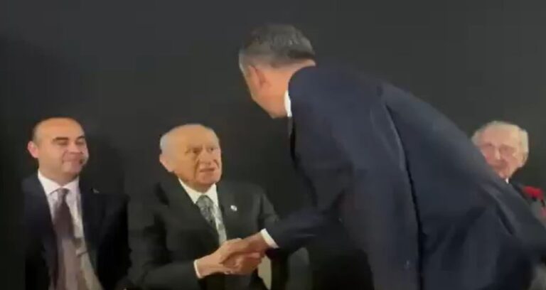 Sabah eleştiren Bahçeli akşam Özel’in elini sıktı