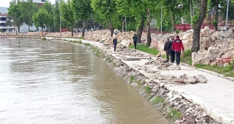 Tokat’ta taşkın önlemleri sürüyor: Bir okul ve taşımalı eğitime iki gün orta