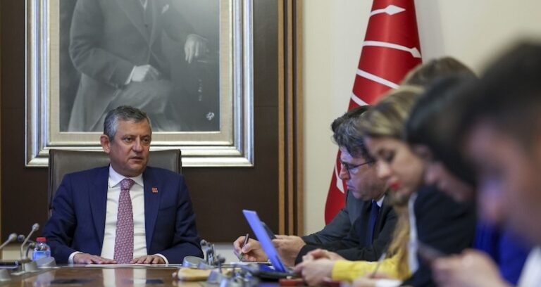 Yeni parti savı kulisleri hareketlendirdi: Alan isminin alındığı tarih dikkat çekti