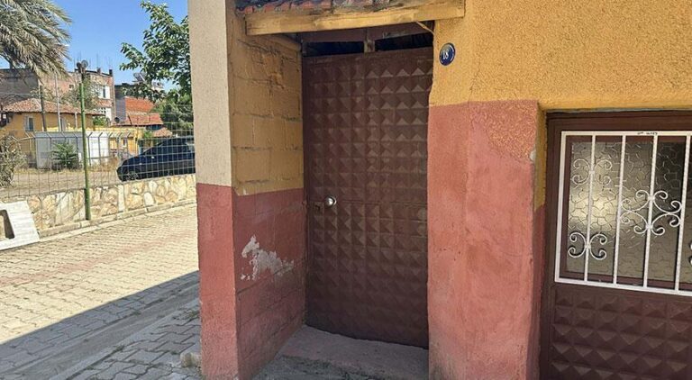 İzmir’de şoke eden olay! Evin kapısına asılan poşetten bebek çıktı