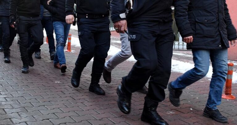 İzmir’de uyuşturucu operasyonunda yakalanan 13 kuşkulu tutuklandı