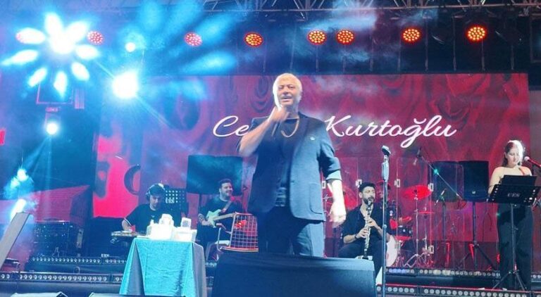 50 bin kişi akın etti! Cengiz Kurtoğlu Gediz’i salladı