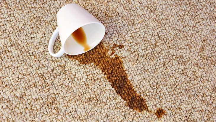 Çay döküldü diye üzülmeyin! Her yüzey için en etkili çay lekesi çıkarma yöntemleri
