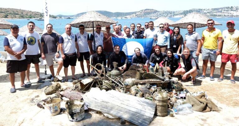 Dünyaca ünlü plajında deniz tabanı süpermarket üzere