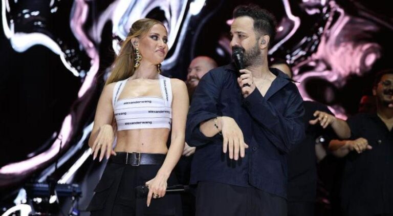 Derya Uluğ Tarsus’ta konser verdi: Sahnede evlilik teklifi
