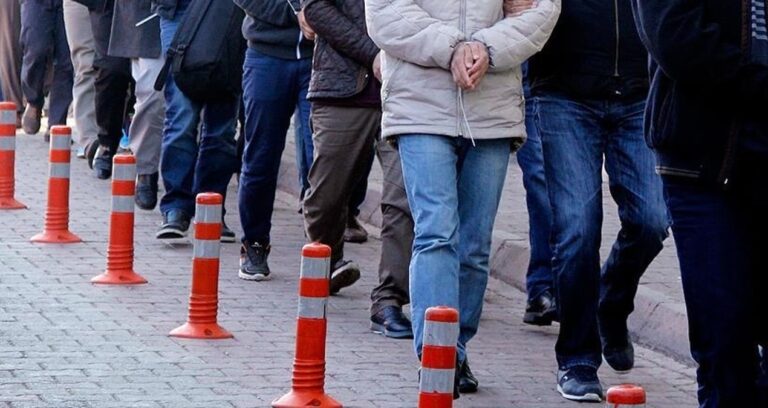 Durdurulan taksiden 4 kaçak göçmen çıktı