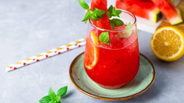 Hem tatlı hem ekşi! Yazın en ferahlatıcı içeceği: Karpuzlu limonata tarifi