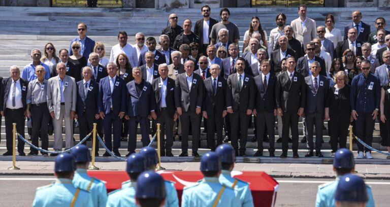 Kılıçdaroğlu’na bir tek o CHP’li elini uzatmadı