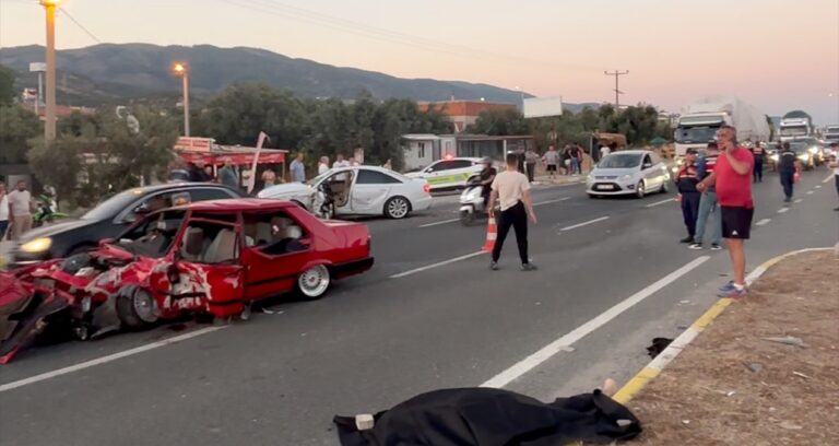 Kaza sonrası araç parçalandı: 2 meyyit, 3 kişinin durumu ağır