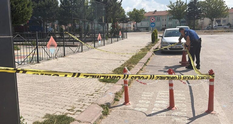 Kendisini ayağından vuran saldırgana taş atarak karşılık verdi