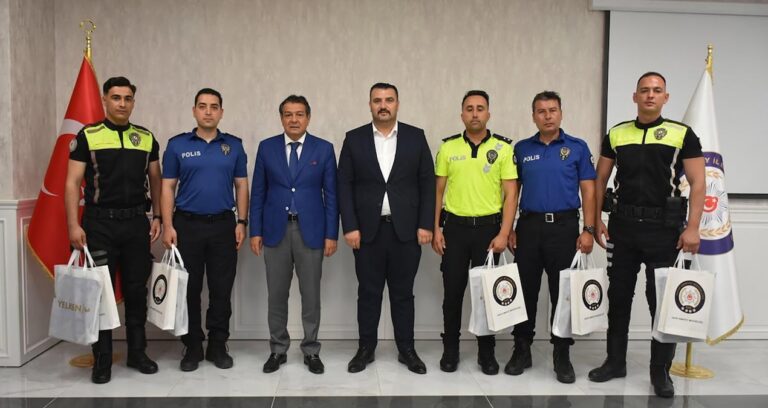 LGS’ye geç kalan öğrenciyi imtihana yetiştiren polise ödül
