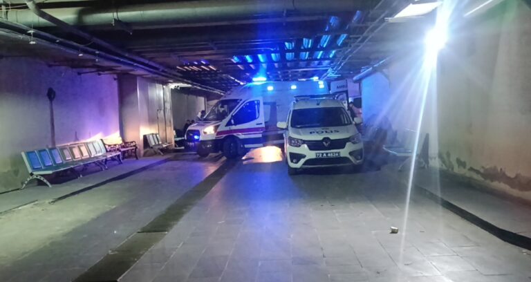 Meskeninin önünde beklerken başından vuruldu