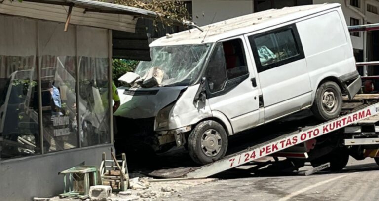 Muğla’da korkunç ölüm! Kıraathanede otururken minibüsün altında kaldı