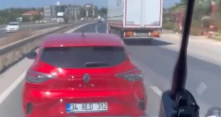 Olaya giden ambulansa yol vermedi: O anlar kamerada