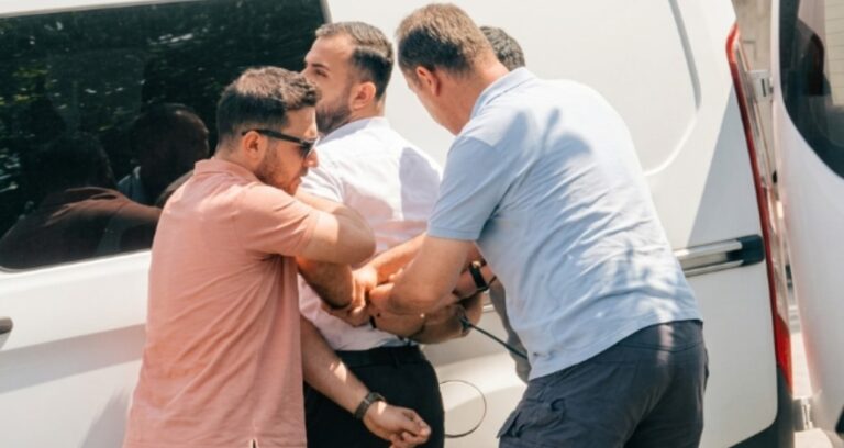 Öpülecek ellere zıt kelepçe taktılar