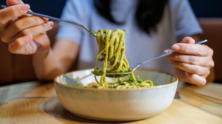 Pesto soslu makarnanın lezzetini arşa çıkarıyor! Tok tutan malzeme