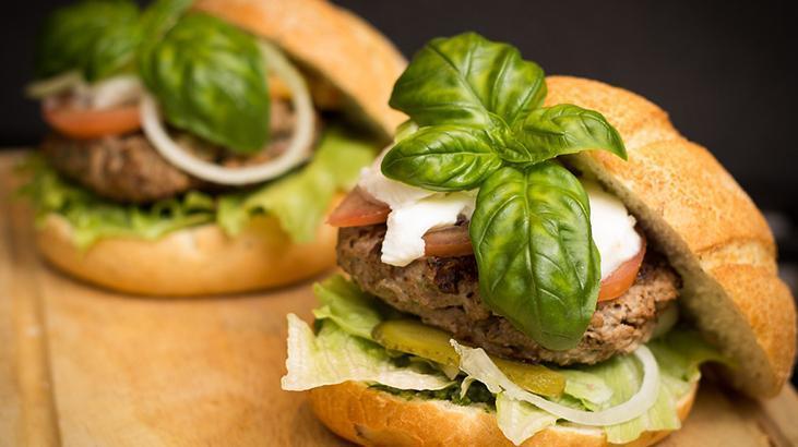 Restoran tadında hamburger yapmak mümkün! En lezzetli peynir için bu formülü uygulamak şart