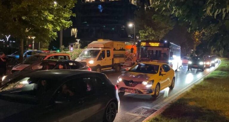 İstanbul’da park halindeki 2 araca çarpan araba devrildi