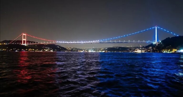 İstanbul’da Trump’a değişik jest! ‘FSM, ABD bayrağının renkleriyle aydınlatıldı’ savı