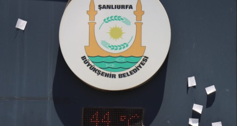 Termometreler 44 dereceye fırladı cadde ve sokaklar boş kaldı