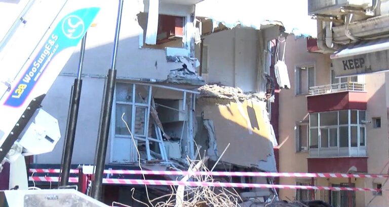 Yıkım sırasında 5 katlı apartman çöktü, yan binalar boşaltıldı