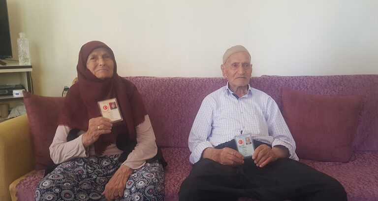 100 yaşındaki çift uzun yaşamanın sırrını açıkladı: Bu 3 şeyi sofradan eksik etmiyorlar