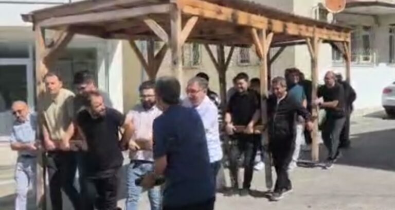 19 öğretmen sırtlayıp yeni okula taşıdı: Yıkılacak okulun kamelyasını geride bırakamadılar