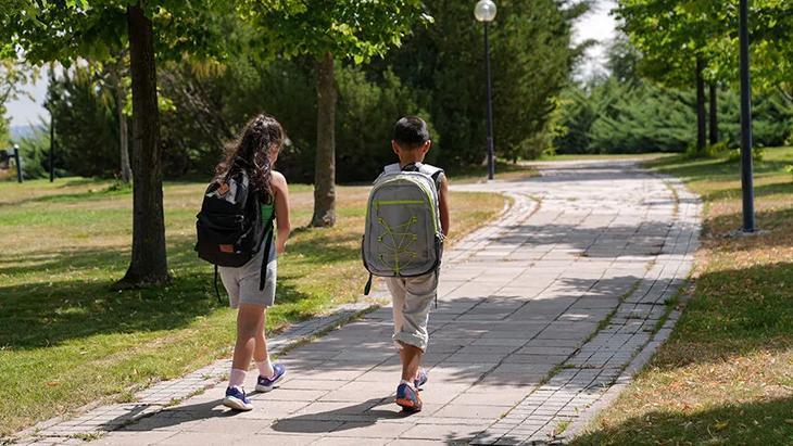 Ağır okul çantalarına dikkat: Sırt, boyun ve omuz ağrılarına yol açabiliyor