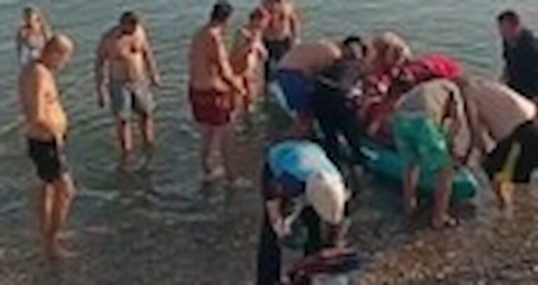 Akıntıya kapılan iki kız kardeşin hayatını doktor ve hemşire kurtardı