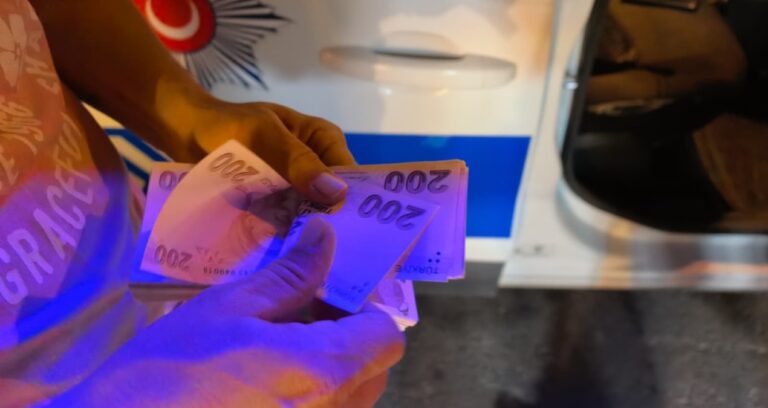 Aracın üzerinde bulduğu 30 bin TL’yi polise teslim etti