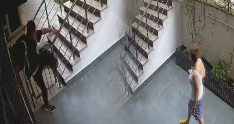 Avcılar’da konutuna giren hırsızı suçüstü yakaladı