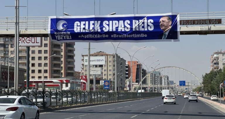 Diyarbakır’da Erdoğan için Kürtçe pankart asıldı