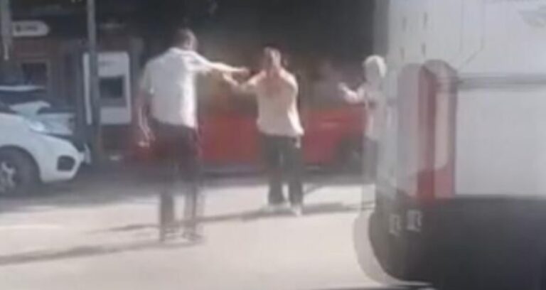 Eşine laf atıldığını argüman etti, sokak ortasında dehşet saçtı! Olan hengameyi ayırmak isteyen esnafa oldu