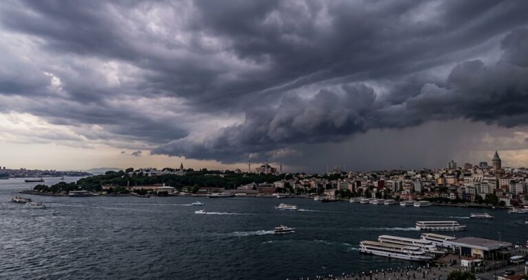 Gökyüzü şiddetli yağışa hazırlanıyor: İstanbul’da hava bu saatlerde değişecek