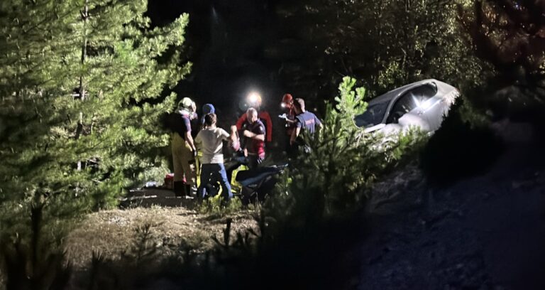 Kütahya’da araba ile motosiklet şarampole savruldu: 1’i ağır 5 yaralı