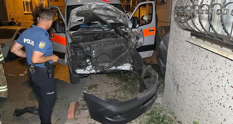 İstanbul’da hasta taşıyan ambulans ile araba çarpıştı: Sıhhat çalışanları yaralandı